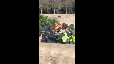 Agricultores de AragóN. ROMPEN el cordón policial...