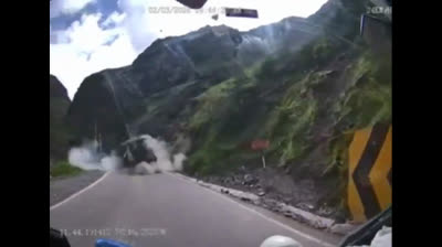 Momento exacto en el que una roca impacta con un camión en Perú