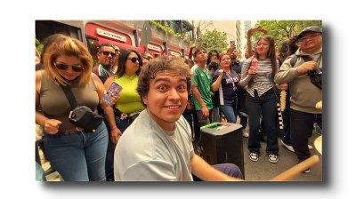 MÚSICO CALLEJERO HACE BAILAR REFORMA EN EL GRAN DESFILE MUNDIALISTA CDMX
